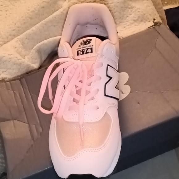 Pink new balance size 6y worn once - Picture 3 of 4